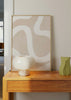 Quadro com linhas orgânicas brancas sobre fundo bege, areia e creme, curvas amplas e composição suave de estilo minimalista para decoração de parede. Disponível em kudeko.com
