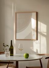 Gerahmtes abstraktes Wandbild mit überlagerten Kurvenformen in Beige, Sand und Off-White, fließenden Linien und minimalistischem Stil für moderne Wandgestaltung. Erhältlich auf kudeko.com
