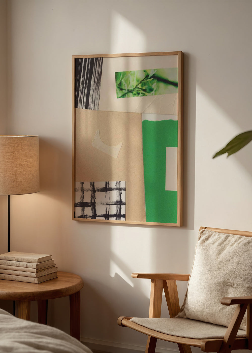 Quadro com composição abstrata de recortes sobrepostos em verde chateau, bege, branco e preto, texturas de papel, faixa vegetal desfocada e detalhes gráficos em grelha, de estilo abstrato contemporâneo. Disponível em kudeko.com