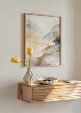 Wandbild mit abstrakter Landschaft, diffusen Bergen, sanftem Nebel, hellem Wasserlauf, in Beige, Sand, Rauchgrau und Weiß, im reduzierten abstrakten Stil. Erhältlich auf kudeko.com