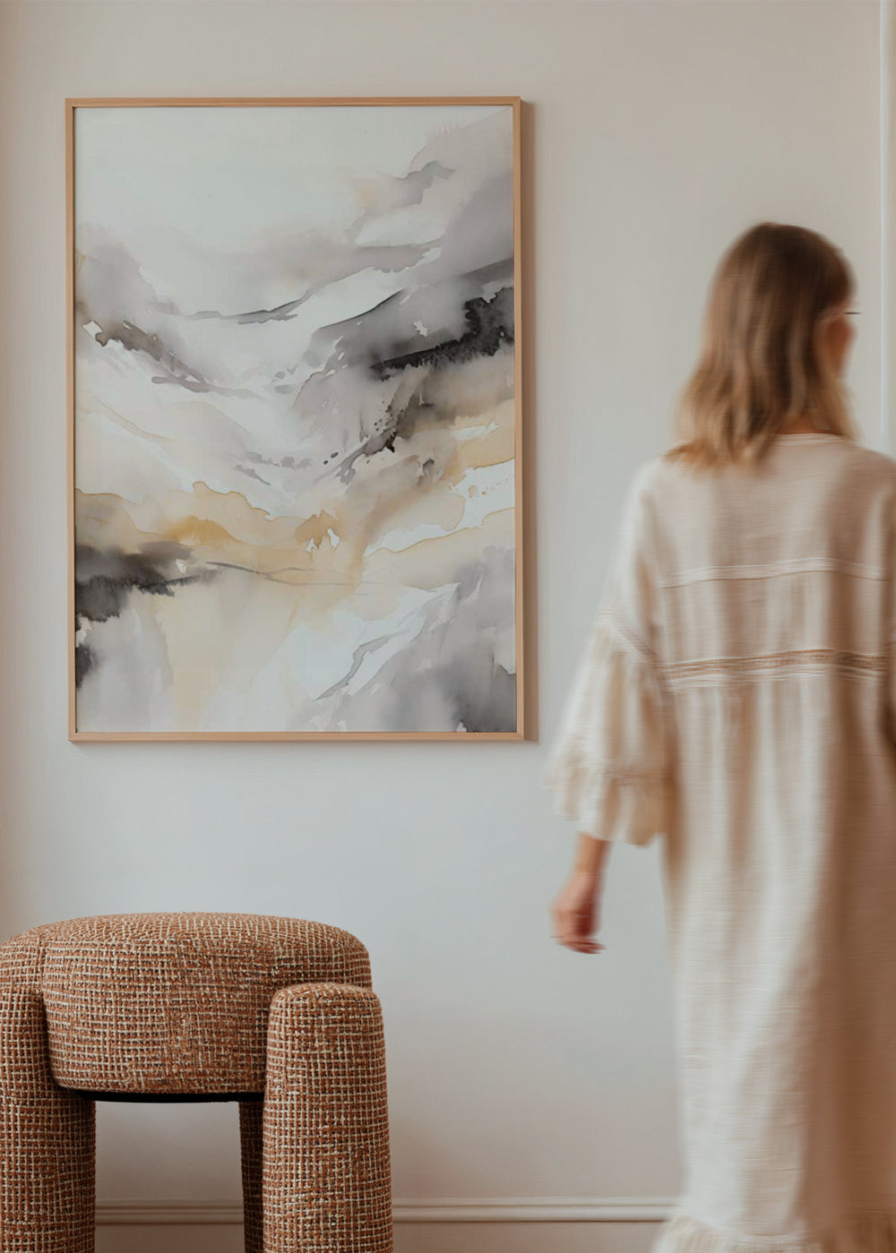 Tableau avec paysage abstrait en beige, gris fumée, blanc cassé et sable, aux formes fluides, reliefs diffus et style contemporain épuré. Disponible sur kudeko.com
