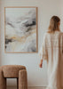 Wandbild mit abstrakter Landschaft in Beige, Rauchgrau, Off-White und Sand, mit fließenden Formen, sanfter Komposition und modernem abstraktem Stil. Erhältlich auf kudeko.com