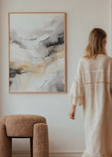Wandbild mit abstrakter Landschaft in Beige, Rauchgrau, Off-White und Sand, mit fließenden Formen, sanfter Komposition und modernem abstraktem Stil. Erhältlich auf kudeko.com