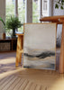 Wandbild mit abstrakter Berglandschaft im Nebel, in Beige, Off-White, Rauchgrau, Schwarz und feinen goldenen Akzenten, im ruhigen abstrakten Stil gestaltet. Erhältlich auf kudeko.com