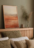 Wandbild mit abstrakter Landschaft, diffusem Horizont, sanften Bergen, Terrakotta, Sand, Beige und Rauchgrau, im abstrakten Stil für eine ruhige Wandgestaltung. Erhältlich auf kudeko.com