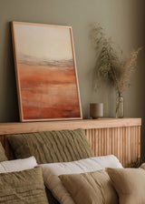 Wandbild mit abstrakter Landschaft, diffusem Horizont, sanften Bergen, Terrakotta, Sand, Beige und Rauchgrau, im abstrakten Stil für eine ruhige Wandgestaltung. Erhältlich auf kudeko.com
