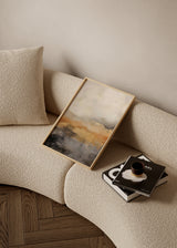 Tableau avec paysage abstrait en beige, doré, gris et noir, ambiance brumeuse, contrastes doux et style abstrait contemporain pour décoration murale. Disponible sur kudeko.com