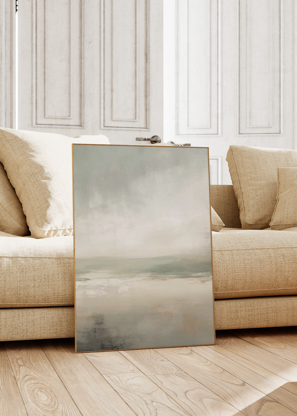 Quadro emoldurado com paisagem abstrata, horizonte suave, água serena e tons de bege, cinzento claro, branco quebrado e verde salva, em estilo abstrato e leve. Disponível em kudeko.com