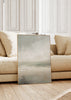 Tableau encadré avec paysage abstrait, horizon doux, eau calme, beige, gris clair, blanc cassé et vert sauge, dans un style épuré et abstrait. Disponible sur kudeko.com