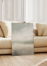 Tableau encadré avec paysage abstrait, horizon doux, eau calme, beige, gris clair, blanc cassé et vert sauge, dans un style épuré et abstrait. Disponible sur kudeko.com