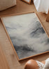 Tableau avec paysage de montagnes dans la brume, tons gris fumée, blanc doux et anthracite, composition éthérée de style nature et paysage encadré. Disponible sur kudeko.com