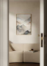 Wandbild mit verschwommenen Bergen im Nebel, in Rauchgrau, Sandbeige, Off-White und Taupe, im Natur- und Landschaftsstil für eine ruhige und harmonische Wandgestaltung. Erhältlich auf kudeko.com