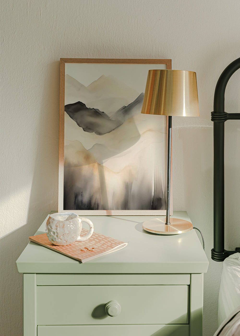 Tableau représentant des montagnes estompées en beige, sable, gris fumée et noir, avec composition éthérée et style nature et paysage, profondeur douce et contours flous. Disponible sur kudeko.com