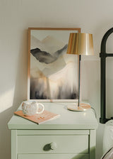 Wandbild mit verschwommenen Bergen in Beige, Sand, Rauchgrau und Schwarz, ätherischer Komposition, weichen Konturen und Natur- und Landschaftsstil mit spürbarer Tiefenwirkung. Erhältlich auf kudeko.com