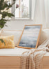 Tableau de paysage abstrait avec horizon brumeux, couches douces en bleu gris, blanc cassé et nuances fumée, dans un style nature et paysage épuré. Disponible sur kudeko.com