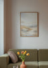 Cuadro decorativo de estilo minimalista y abstracto colocado en salón, paisaje abstracto en acuarela marfil, modelo Paisaje Watercolor Marfil I