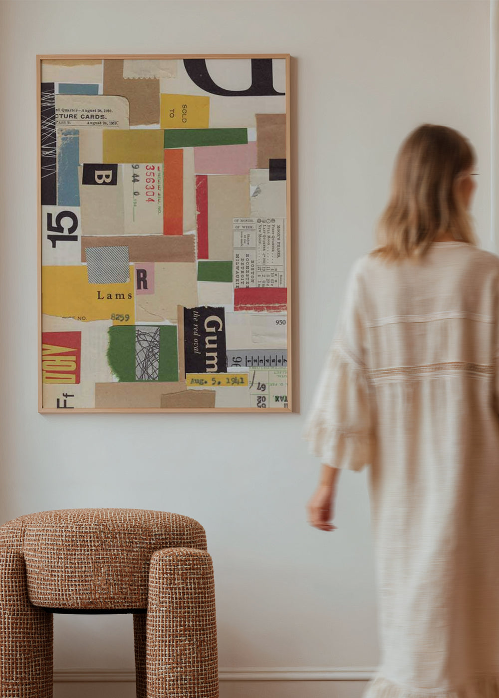 Quadro emoldurado com colagem de recortes tipográficos, etiquetas antigas e blocos em bege, creme, amarelo, verde, vermelho e preto, num estilo abstrato gráfico. Disponível em kudeko.com