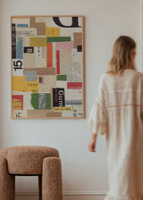 Gerahmtes Wandbild mit Collage aus typografischen Ausschnitten, alten Etiketten und Flächen in Beige, Creme, Gelb, Grün, Rot und Schwarz, im abstrakten grafischen Stil. Erhältlich auf kudeko.com