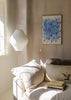 Tableau abstrait dans des tons bleus avec fond clair, style décoratif épuré et ambiance douce pour intérieur contemporain. Disponible sur kudeko.com