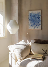 Tableau abstrait dans des tons bleus avec fond clair, style décoratif épuré et ambiance douce pour intérieur contemporain. Disponible sur kudeko.com
