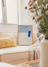 Wandbild abstrakt mit hellem Hintergrund und Details in Blau und Pastelltönen, klarer dekorativer Stil für modernes Interieur. Erhältlich auf kudeko.com