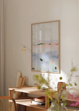 Quadro abstrato colorido com formas dispersas sobre fundo branco, composição decorativa em tons suaves e modernos. Disponível em kudeko.com
