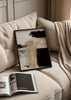 Abstraktes Wandbild mit großen schwarzen Flächen, Off-White, sandbeiger Mittellinie und klarer zeitgenössischer Gestaltung im minimalistischen Stil. Erhältlich auf kudeko.com