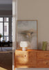 Cuadro decorativo de estilo minimalista y abstracto colocado en salón, paisaje abstracto en tonos neutros y dorados, modelo Pyrite