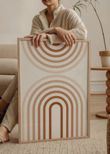 Wandbild mit konzentrischen Bögen und symmetrischen Halbkreisen in Terrakotta, Beige, Creme und Weiß, in einem klaren geometrischen Stil. Erhältlich auf kudeko.com