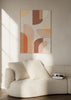 Cuadro decorativo de estilo minimalista y abstracto colocado en salón, composición geométrica retro en tonos cálidos, modelo Retro Geometric