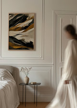Cuadro decorativo de estilo minimalista y abstracto colocado en salón, montañas abstractas en tonos ocre y negro, modelo Rough Mountains