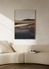 Cuadro decorativo de estilo minimalista y abstracto colocado en salón, paisaje abstracto en tonos tierra, modelo Serene View