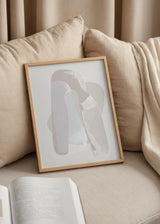 Cuadro decorativo de estilo minimalista y abstracto colocado en salón, composición abstracta suave en tonos beige, modelo Soft and Abstract I