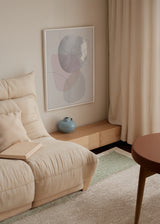 Tableau avec formes organiques superposées en gris perle, rose poudré et beige doux, fines lignes courbes, style abstrait sur fond clair et cadre décoratif. Disponible sur kudeko.com