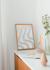 Cuadro decorativo de estilo minimalista y abstracto colocado en salón, líneas orgánicas en beige suave, modelo Soft and Beige III