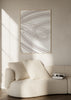Tableau encadré avec lignes courbes entrelacées beige doux sur fond blanc, composition abstraite fluide au style épuré et contemporain. Disponible sur kudeko.com