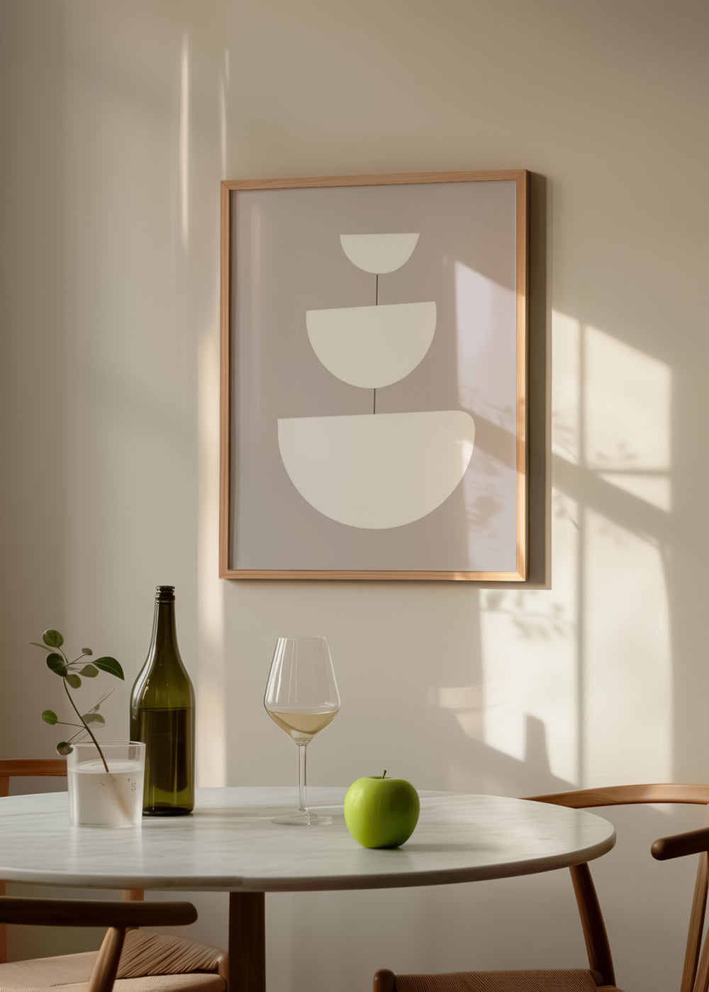 Gerahmtes Wandbild mit drei weißen halbkreisförmigen Formen auf sanftem Taupe-Hintergrund, feinen Mittellinien und ausgewogener geometrischer Gestaltung im reduzierten Stil. Erhältlich auf kudeko.com