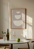 Tableau encadré avec trois formes semi-circulaires blanches alignées sur fond taupe doux, fines lignes centrales et style géométrique épuré pour décoration murale. Disponible sur kudeko.com
