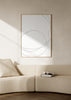 Cuadro decorativo de estilo minimalista y abstracto colocado en salón, líneas orgánicas minimalistas en blanco y gris, modelo Soft Line I