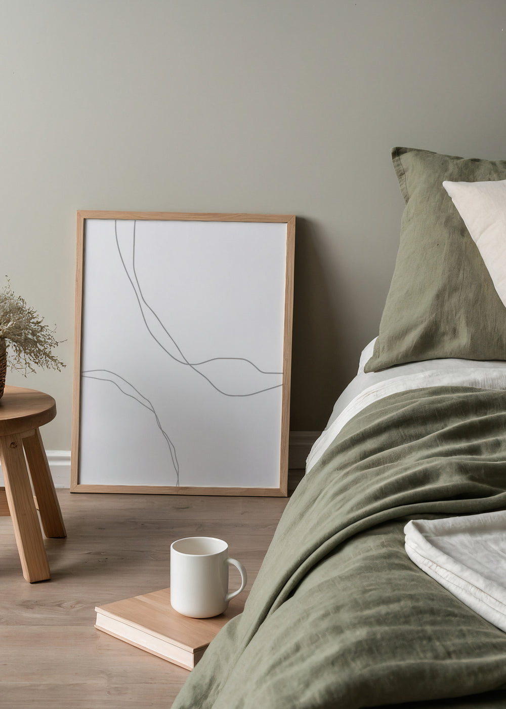 Tableau encadré avec fines lignes organiques gris doux sur fond blanc, composition abstraite au style épuré, léger et contemporain pour décoration murale. Disponible sur kudeko.com