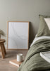 Quadro emoldurado com linhas orgânicas finas em cinzento suave sobre fundo branco, composição abstrata de estilo depurado, leve e contemporâneo para decoração de parede. Disponível em kudeko.com