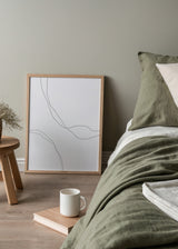 Quadro emoldurado com linhas orgânicas finas em cinzento suave sobre fundo branco, composição abstrata de estilo depurado, leve e contemporâneo para decoração de parede. Disponível em kudeko.com
