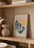 Cuadro decorativo de estilo minimalista y abstracto colocado en salón, sol abstracto con formas orgánicas azules, modelo Solar Embrace