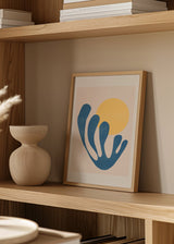 Cuadro decorativo de estilo minimalista y abstracto colocado en salón, sol abstracto con formas orgánicas azules, modelo Solar Embrace