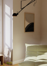 Abstraktes Wandbild mit geschwungenen Formen in Schwarz, Sandbeige, Creme und Taupe, mit umhüllender Komposition, weichen Linien und minimalistischem Stil. Erhältlich auf kudeko.com