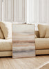 Wandbild mit abstrakter Landschaft und horizontalen Schichten in Beige, Sand, Taupe, Hellbraun und Rauchgrau, in einem ruhigen und klaren abstrakten Stil. Erhältlich auf kudeko.com