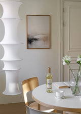 Tableau avec composition abstraite en tons ivoire, beige sable, gris fumée et noir, formes diffuses, contraste doux et style contemporain épuré. Disponible sur kudeko.com