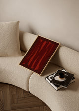Cuadro decorativo de estilo minimalista y abstracto colocado en salón, composición abstracta en terracota con trazos verticales, modelo Velvet Terracota III
