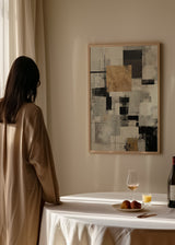 Quadro emoldurado com composição abstrata de blocos geométricos sobrepostos, linhas finas, preto, cinzento, branco e dourado, num estilo moderno e estruturado. Disponível em kudeko.com