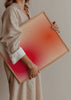 Cuadro decorativo de estilo minimalista y abstracto colocado en salón, composición abstracta en rojo vibrante, modelo Vibrant Red Glow